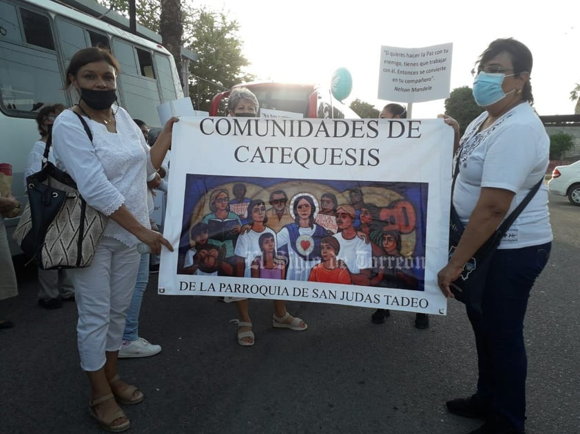 Colectivos y fieles católicos marchan por la paz en Torreón