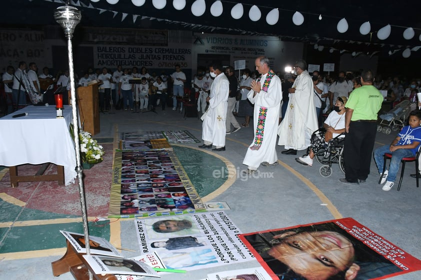 Colectivos y fieles católicos marchan por la paz en Torreón