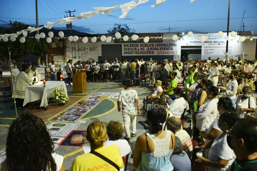 Colectivos y fieles católicos marchan por la paz en Torreón