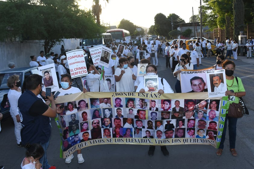 Colectivos y fieles católicos marchan por la paz en Torreón