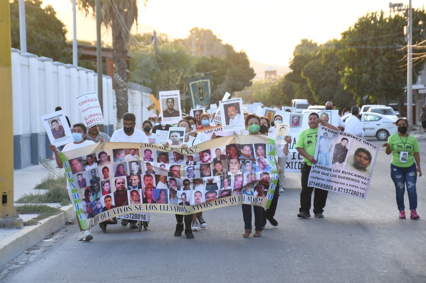 Colectivos y fieles católicos marchan por la paz en Torreón