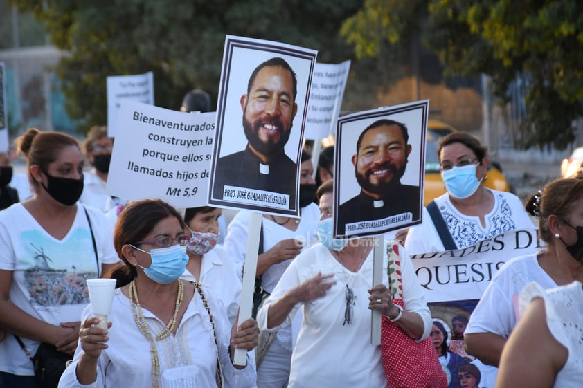 Colectivos y fieles católicos marchan por la paz en Torreón