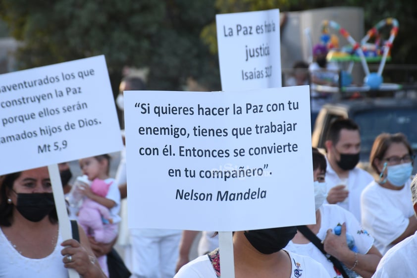 Colectivos y fieles católicos marchan por la paz en Torreón