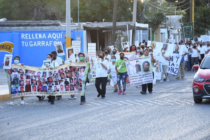 Colectivos y fieles católicos marchan por la paz en Torreón