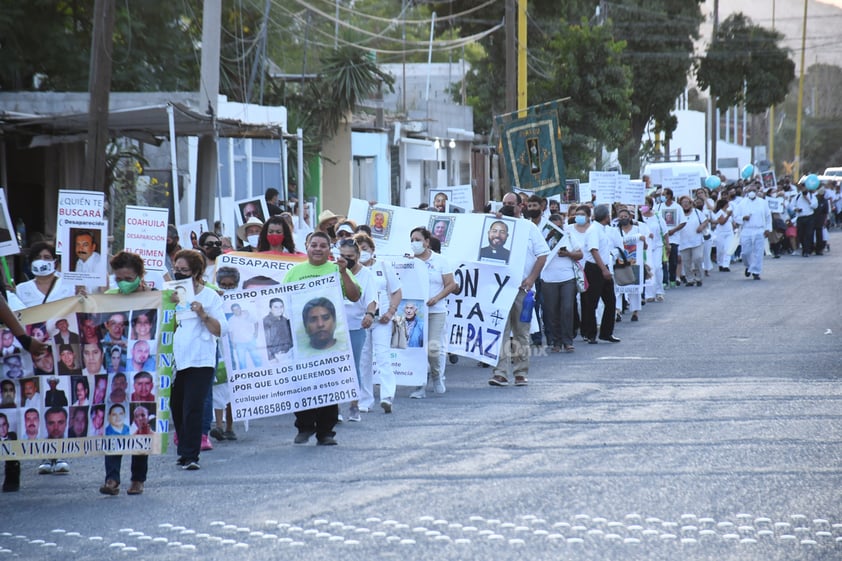 Colectivos y fieles católicos marchan por la paz en Torreón