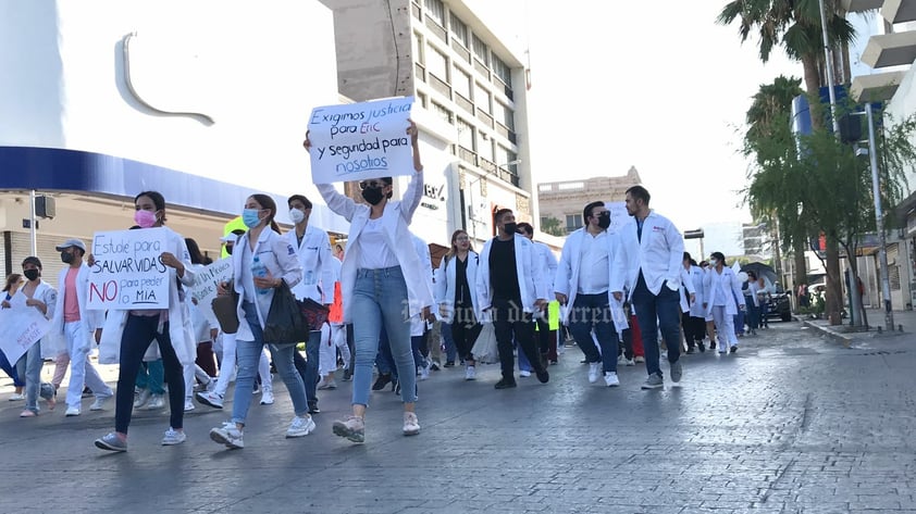 Marchan en silencio para exigir justicia por el asesinato del pasante de Medicina Eric Andrade