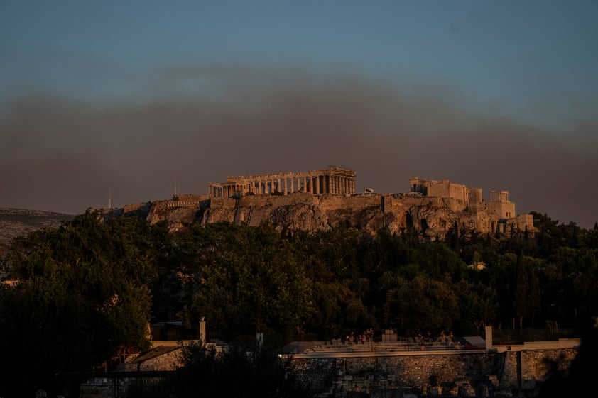 Evacuan a cientos por incendio forestal en capital de Grecia