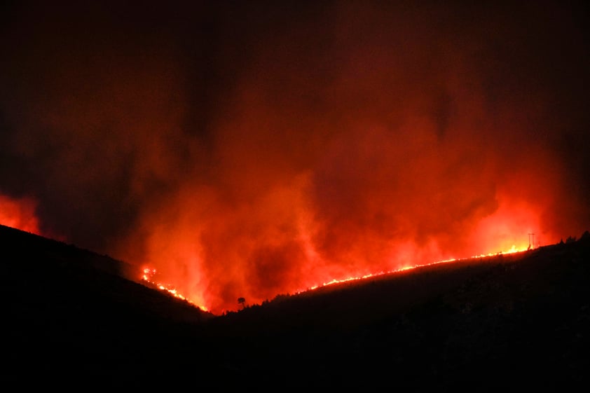 Evacuan a cientos por incendio forestal en capital de Grecia