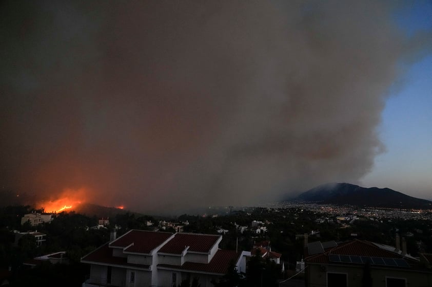 Evacuan a cientos por incendio forestal en capital de Grecia