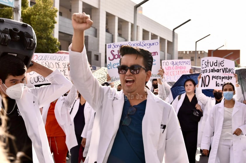 Médicos pasantes de La Laguna marchan por un servicio social seguro