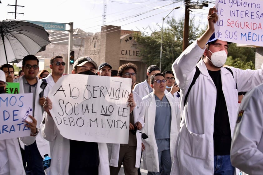 Médicos pasantes de La Laguna marchan por un servicio social seguro