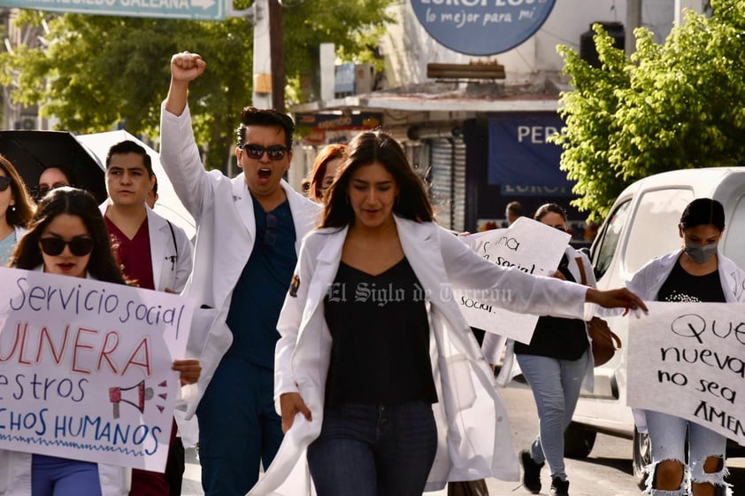 Médicos pasantes de La Laguna marchan por un servicio social seguro