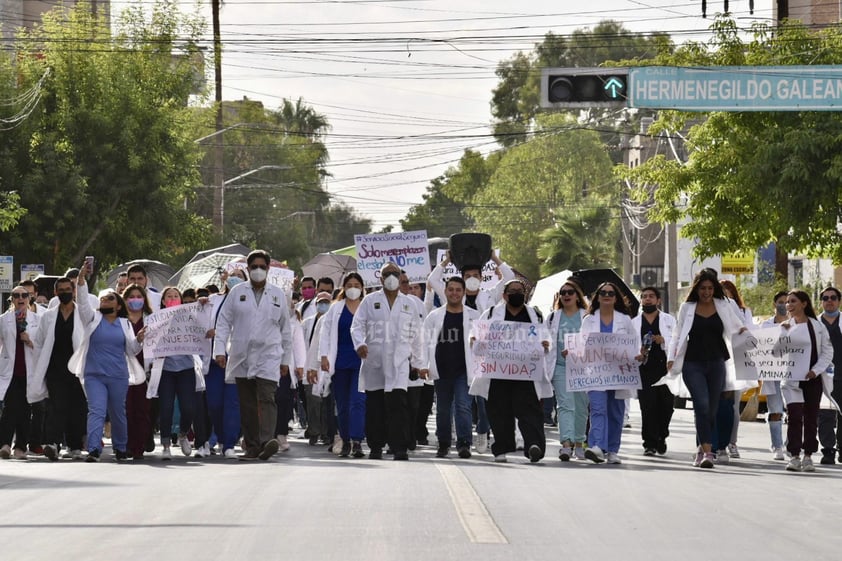 Médicos pasantes de La Laguna marchan por un servicio social seguro