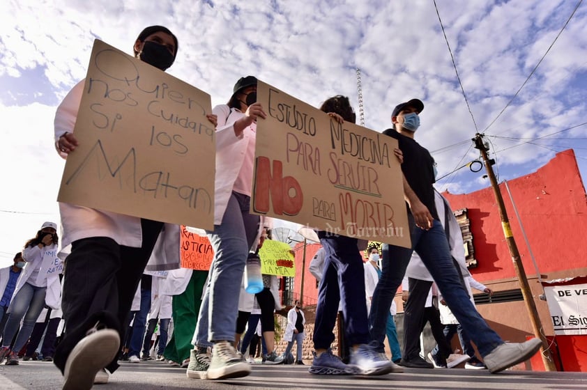 Médicos pasantes de La Laguna marchan por un servicio social seguro