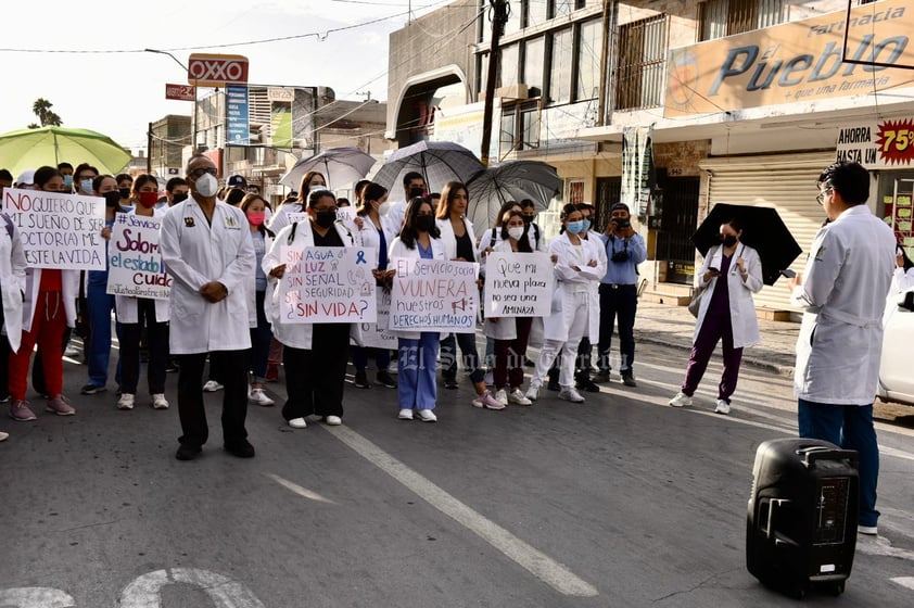 Médicos pasantes de La Laguna marchan por un servicio social seguro