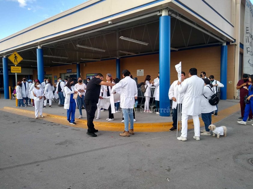 Médicos pasantes de La Laguna marchan por un servicio social seguro