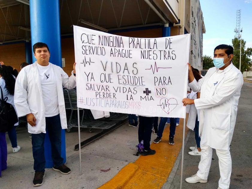 Médicos pasantes de La Laguna marchan por un servicio social seguro