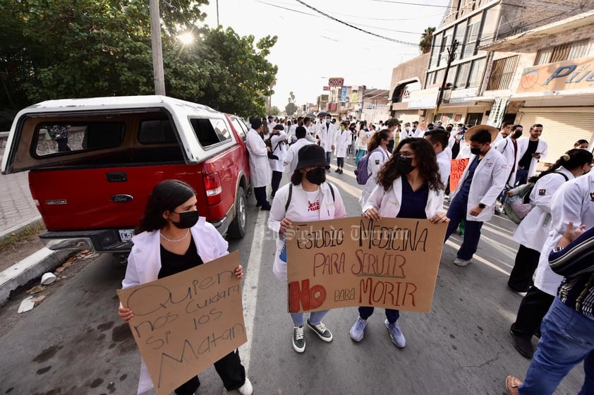 Médicos pasantes de La Laguna marchan por un servicio social seguro