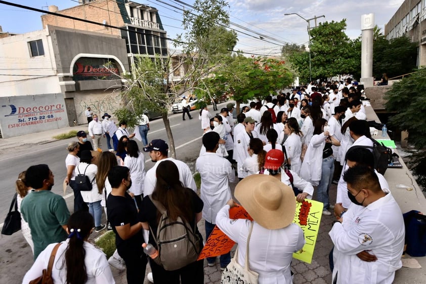 Médicos pasantes de La Laguna marchan por un servicio social seguro