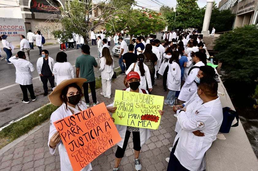 Médicos pasantes de La Laguna marchan por un servicio social seguro