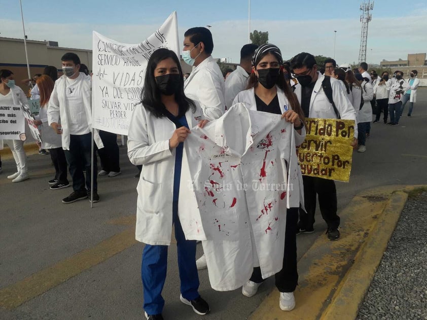 Médicos pasantes de La Laguna marchan por un servicio social seguro