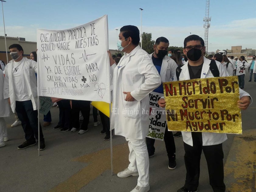 Médicos pasantes de La Laguna marchan por un servicio social seguro