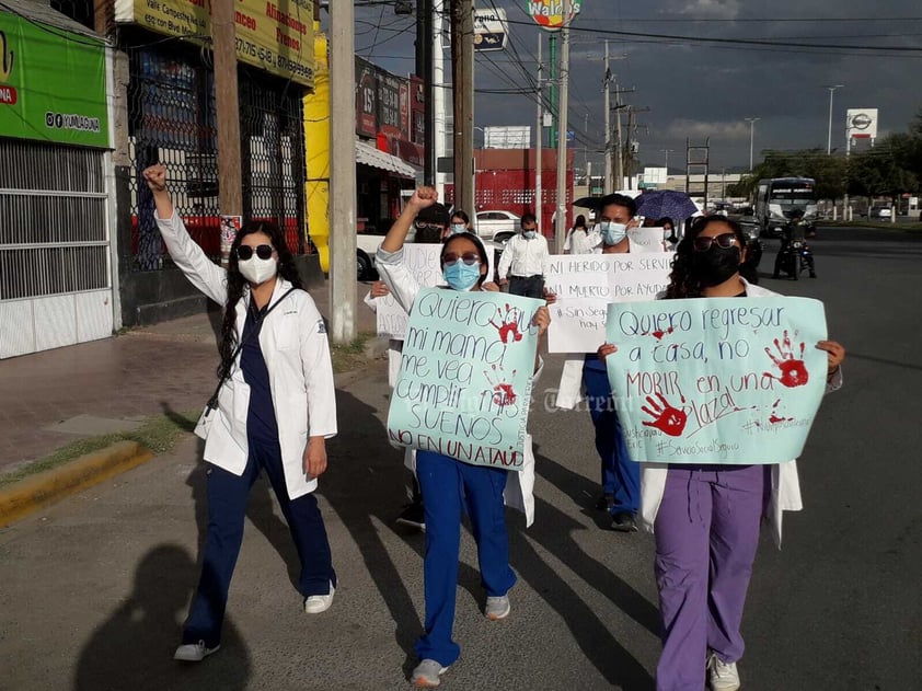 Médicos pasantes de La Laguna marchan por un servicio social seguro