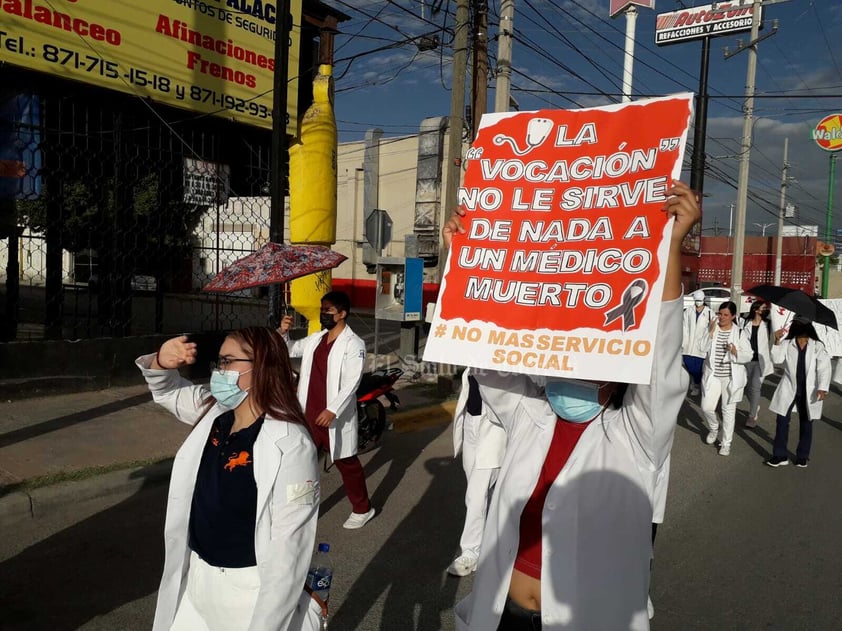 Médicos pasantes de La Laguna marchan por un servicio social seguro