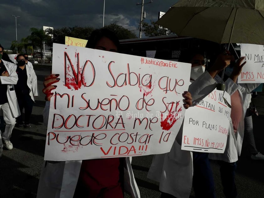 Médicos pasantes de La Laguna marchan por un servicio social seguro