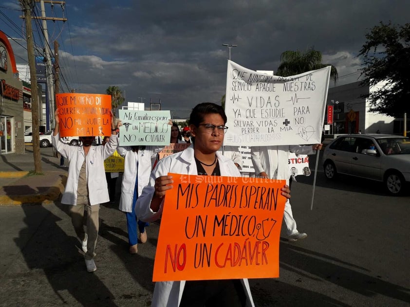 Médicos pasantes de La Laguna marchan por un servicio social seguro