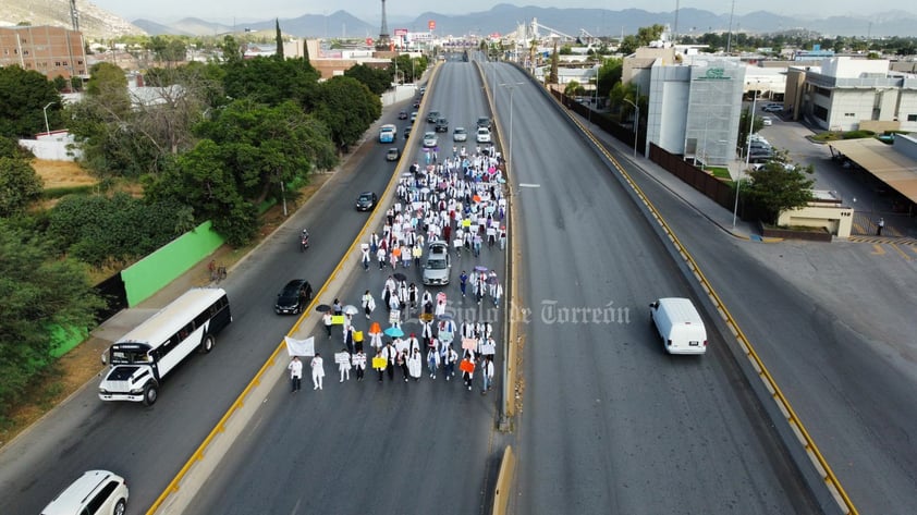 Médicos pasantes de La Laguna marchan por un servicio social seguro