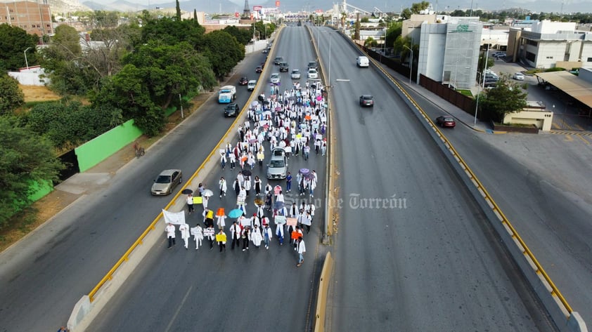 Médicos pasantes de La Laguna marchan por un servicio social seguro