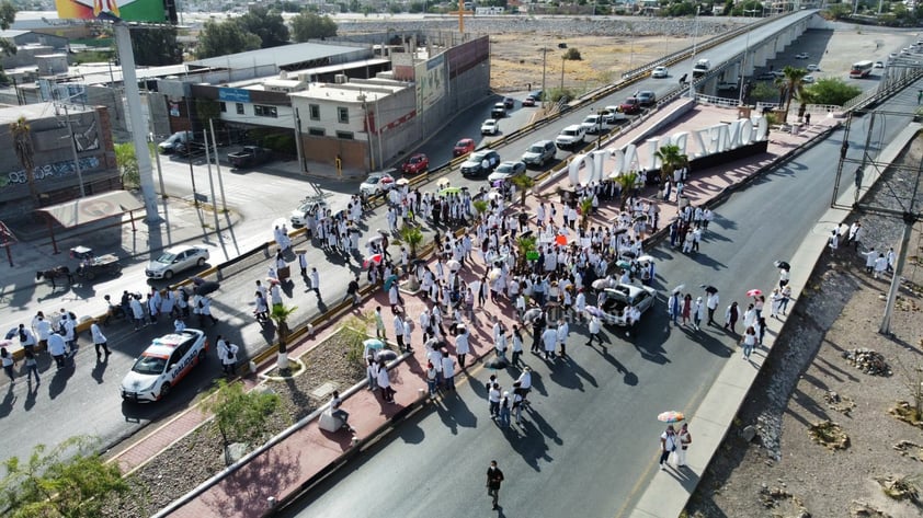 Médicos pasantes de La Laguna marchan por un servicio social seguro