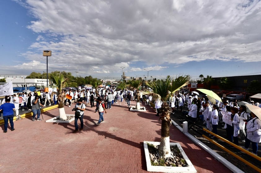 Médicos pasantes de La Laguna marchan por un servicio social seguro