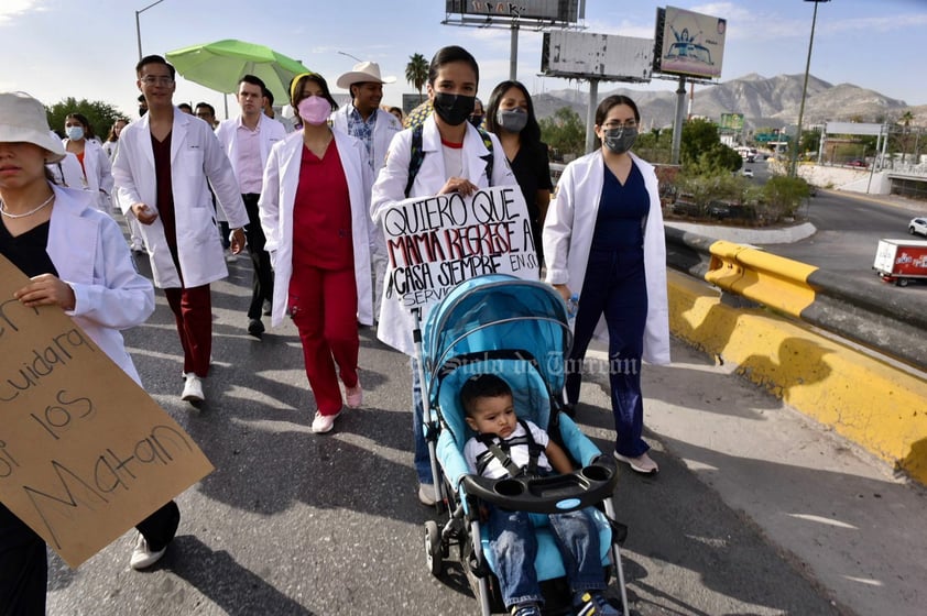 Médicos pasantes de La Laguna marchan por un servicio social seguro