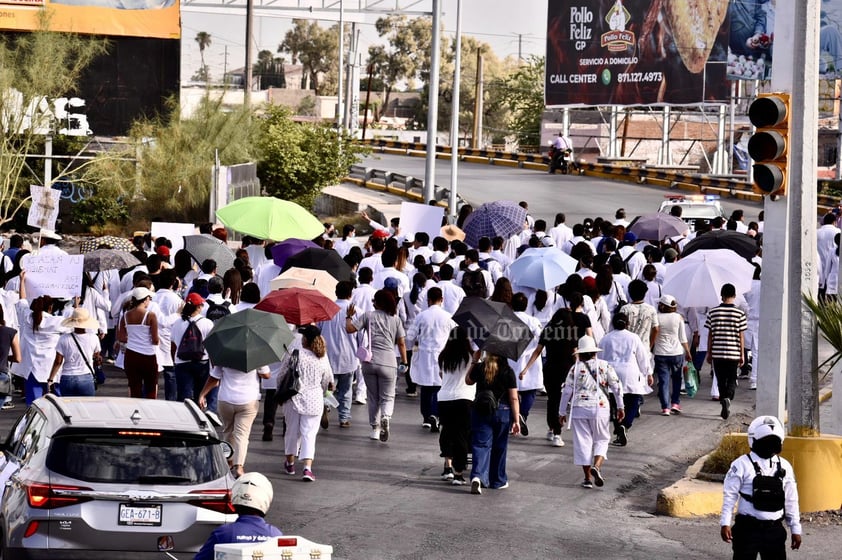 Médicos pasantes de La Laguna marchan por un servicio social seguro