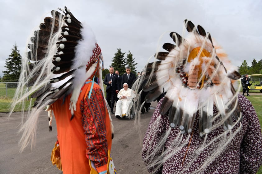 Papa Francisco ofrece perdón por males causados por Iglesia católica a indígenas en Canadá