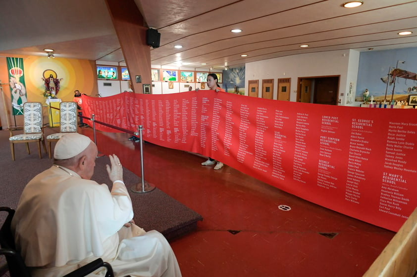 Papa Francisco ofrece perdón por males causados por Iglesia católica a indígenas en Canadá