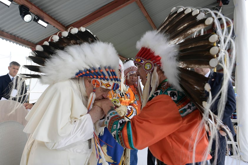 Papa Francisco ofrece perdón por males causados por Iglesia católica a indígenas en Canadá