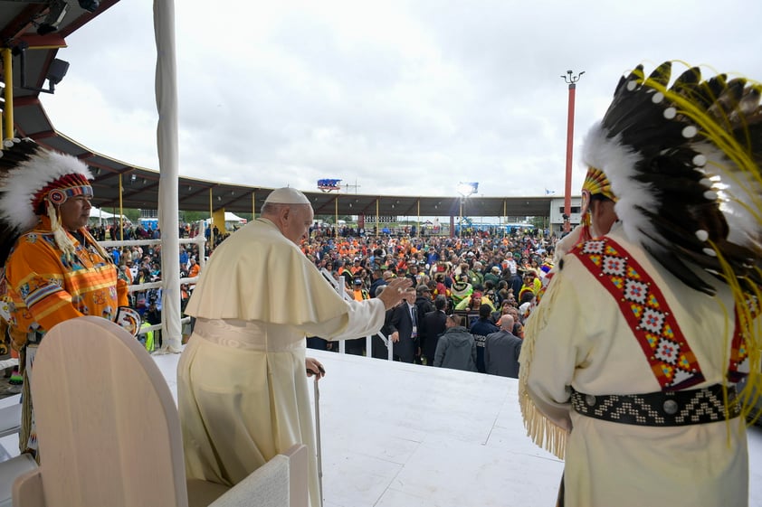 Papa Francisco ofrece perdón por males causados por Iglesia católica a indígenas en Canadá