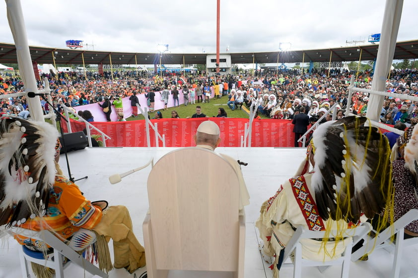 Papa Francisco ofrece perdón por males causados por Iglesia católica a indígenas en Canadá