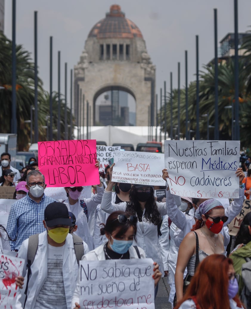 Médicos en formación entregan pliego petitorio a López Obrador