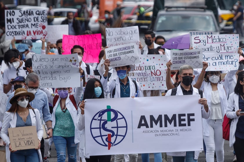 Médicos en formación entregan pliego petitorio a López Obrador