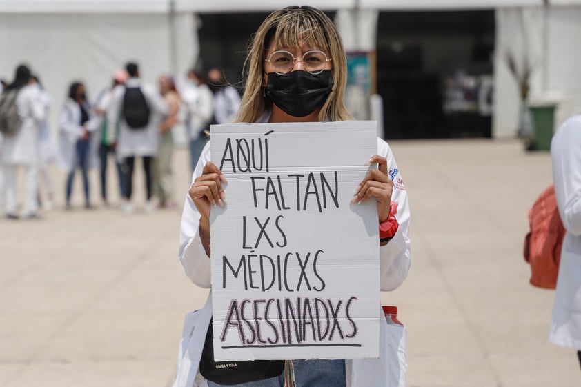 Médicos en formación entregan pliego petitorio a López Obrador