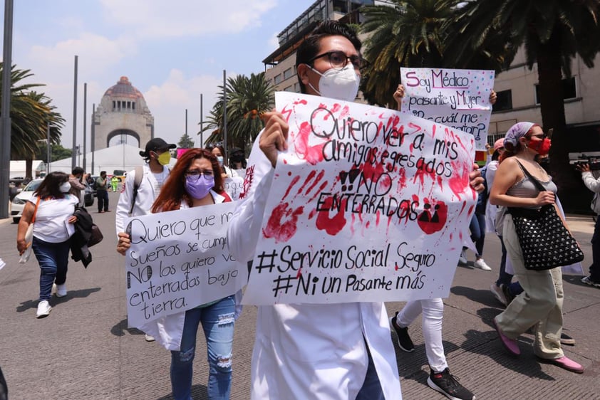 EUM20220727SOC03.JPG 
CIUDAD DE MÉXICO. Protest/Protesta-Médicos.- 27 de julio de 2022. Para exigir medidas que garanticen un servicio social y trabajo digno, médicos y estudiantes de Medicina marcharon pacíficamente rumbo al Zócalo capitalino. Foto: Agencia EL UNIVERSAL/Berenice Fregoso/EELG