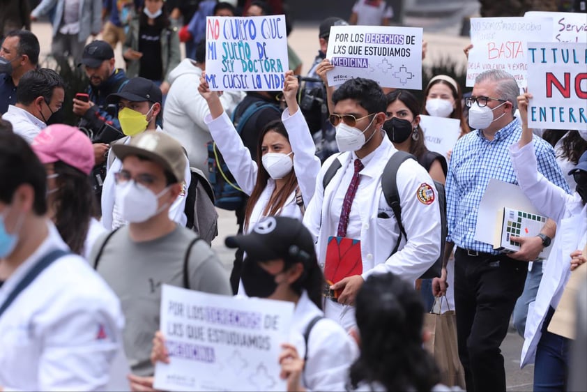 EUM20220727SOC05.JPG 
CIUDAD DE MÉXICO. Protest/Protesta-Médicos.- 27 de julio de 2022. Para exigir medidas que garanticen un servicio social y trabajo digno, médicos y estudiantes de Medicina marcharon pacíficamente rumbo al Zócalo capitalino. Foto: Agencia EL UNIVERSAL/Berenice Fregoso/EELG