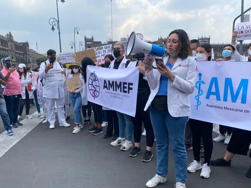 EUM20220727SOC04.JPG 
CIUDAD DE MÉXICO. Protest/Protesta-Médicos.- 27 de julio de 2022. Para exigir medidas que garanticen un servicio social y trabajo digno, médicos y estudiantes de Medicina marcharon pacíficamente rumbo al Zócalo capitalino. Foto: Agencia EL UNIVERSAL/Berenice Fregoso/EELG