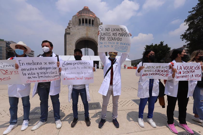 EUM20220727SOC06.JPG 
CIUDAD DE MÉXICO. Protest/Protesta-Médicos.- 27 de julio de 2022. Para exigir medidas que garanticen un servicio social y trabajo digno, médicos y estudiantes de Medicina marcharon pacíficamente rumbo al Zócalo capitalino. Foto: Agencia EL UNIVERSAL/Berenice Fregoso/EELG