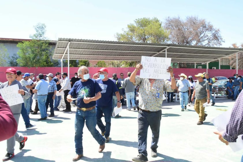 Monclova, Coahuila, 4 de agosto de 2022.-Obreros de la planta dos de Altos Hornos de México (AHMSA) de 60 o más años de edad realizaron una manifestación en las instalaciones del sindicato y una marcha hasta las siderúrgica, para exigir que se les respete el retiro voluntario.