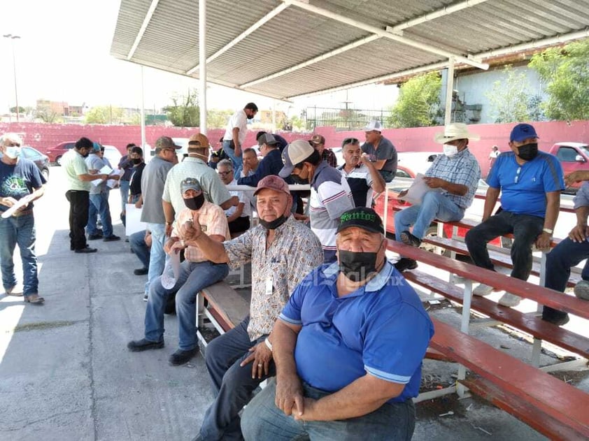 Monclova, Coahuila, 4 de agosto de 2022.-Obreros de la planta dos de Altos Hornos de México (AHMSA) de 60 o más años de edad realizaron una manifestación en las instalaciones del sindicato y una marcha hasta las siderúrgica, para exigir que se les respete el retiro voluntario.